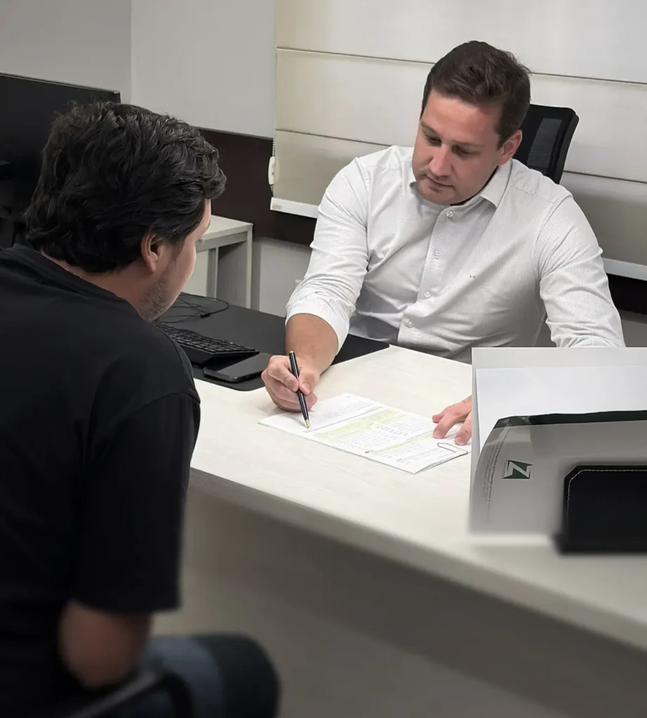 Dr. Leandro Melo - Advogado do Agronegócio atendendo cliente